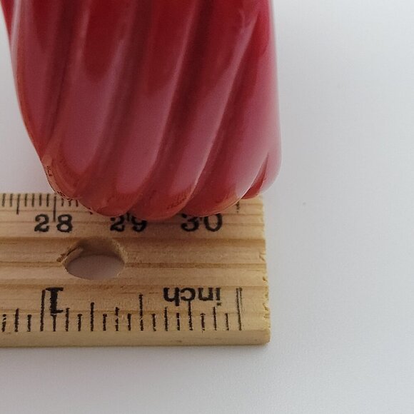 Red Carved Lucite Bangle Bracelet 8 Inch Retro 70's - Picture 3 of 4